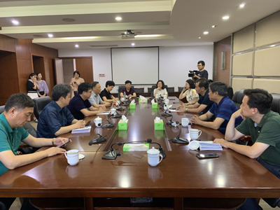 江都建设集团,代表扬州市委市政府向集团董事长褚勤颁发"扬州市建筑